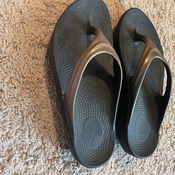 OOFOS - Picture 2 of 3